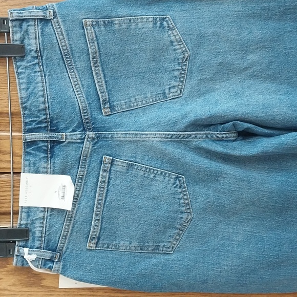 Free Assembly NWT Women's Mid-Rise Wide Hem Barrel Jeans Sz 4 Med Lt Blue Wash - Picture 7 of 10